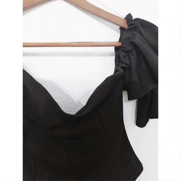 Gibiu ruffled sleeve off the shoulder crop top - Picture 2 of 5